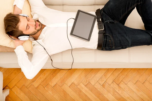 Ung man lyssnar på musik — Stockfoto